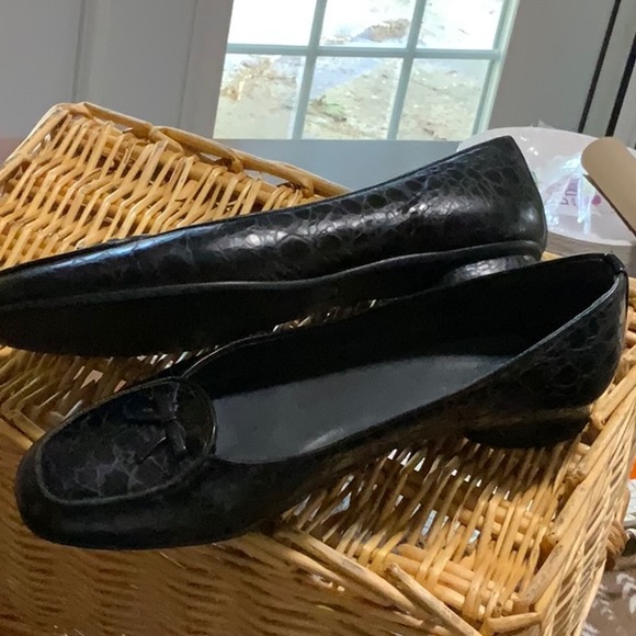 Item 7 Nice Stuart Weitzman 1/2inch leather pumps. - Picture 3 of 4